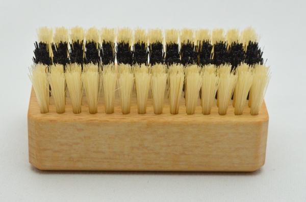 Handwaschbürste Birnbaumholz mit Griffmulde. 6 und 4 Reihen helle Naturborsten. Handwaschbürste Birnbaumholz mit Griffmulde. 6 und 4 Reihen helle Naturborsten.